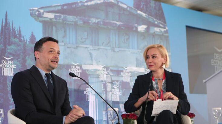 Η ομιλία του Χάρη Δούκα στο 9o Οικονομικό Φόρουμ των Δελφών με τη δημοσιογράφο της ΕΡΤ