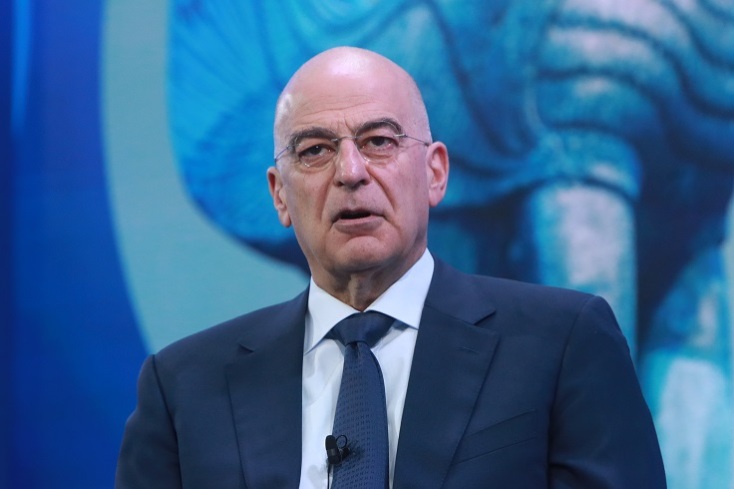 Ο υπουργός Εθνικής Άμυνας Νίκος Δένδιας καθισμένος - κοντινό πλάνο - να μιλάει σε φόρουμ