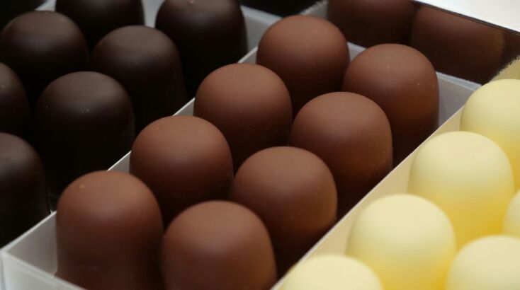 Κουτί με σοκολατάκια, σε διαφορετικούς χρωματικούς τόνους ανάλογα με την περιεκτικότητα σε κακάο