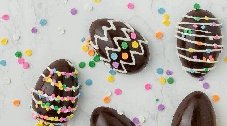 Σοκολατένια πασχαλινά αυγά, διακοσμημένα με ζαχαρωτά