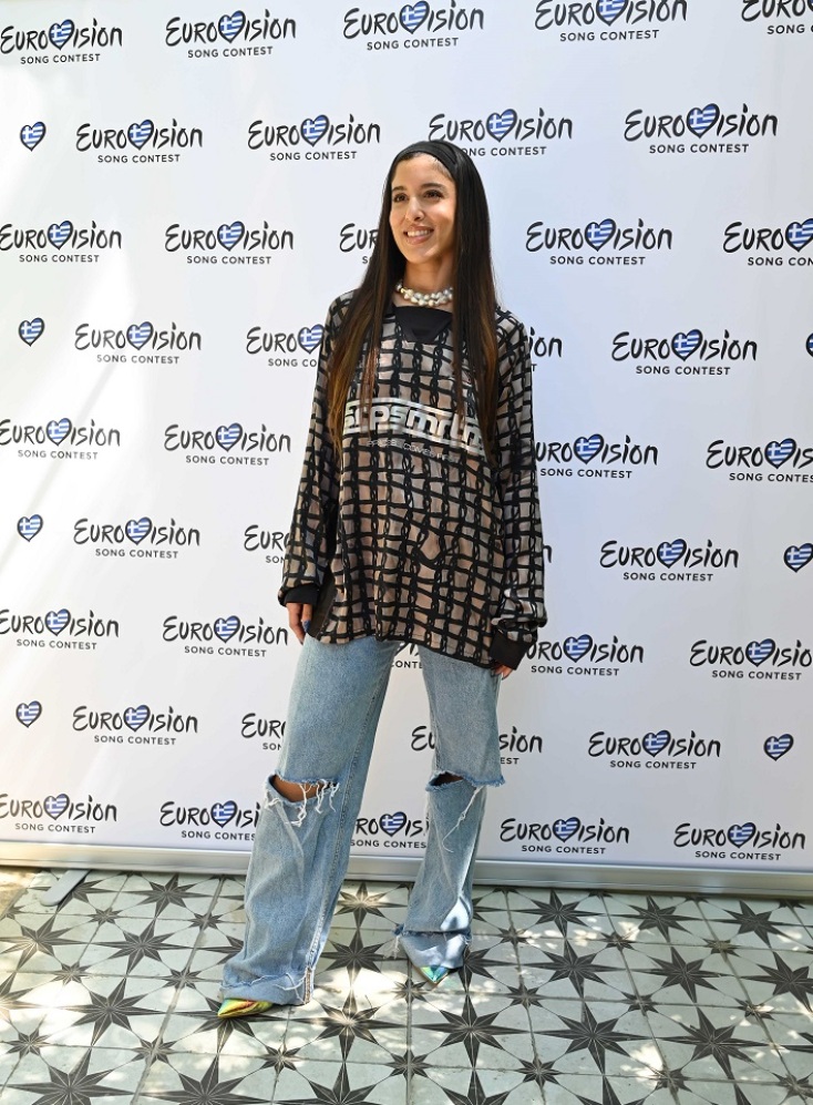 Η Μαρίνα Σάττι όρθια