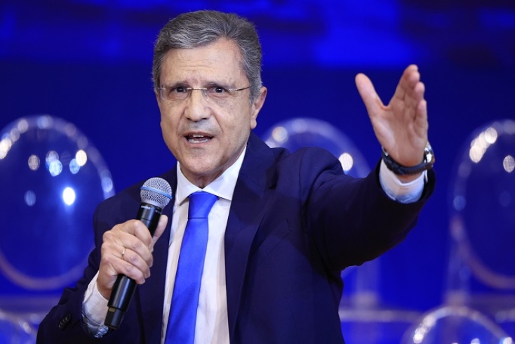 Ο Γιώργος Αυτιάς μιλάει όρθιος κρατώντας μικρόφωνο