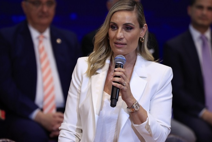 Η Ελεονώρα Μελέτη μιλάει όρθια κρατώντας μικρόφωνο