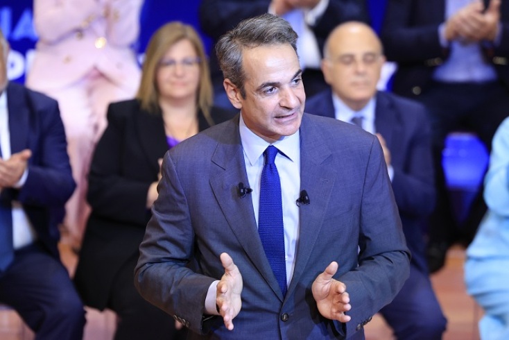 Ο Κυριάκος Μητσοτάκης μιλάει όρθιος