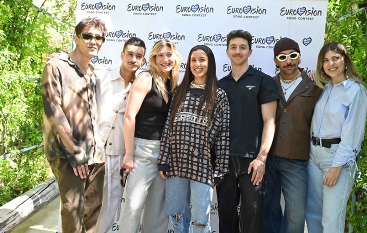 Η Μαρίνα Σάττι και 4 άνδρες και 2 γυναίκες