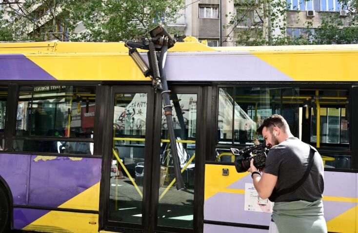  ΑΤΥΧΗΜΑ ΣΤΟ ΚΕΝΤΡΟ ΤΗΣ ΑΘΗΝΑΣ ΟΤΑΝ ΚΑΛΩΔΙΟ ΑΠΟ ΤΡΟΛΕΪ ΚΟΠΗΚΕ ΚΑΙ ΕΠΕΣΕ ΣΕ ΤΟΥΡΙΣΤΙΚΟ ΛΕΩΦΟΡΕΙΟ (ΜΙΧΑΛΗΣ ΚΑΡΑΓΙΑΝΝΗΣ / EUROKINISSI)