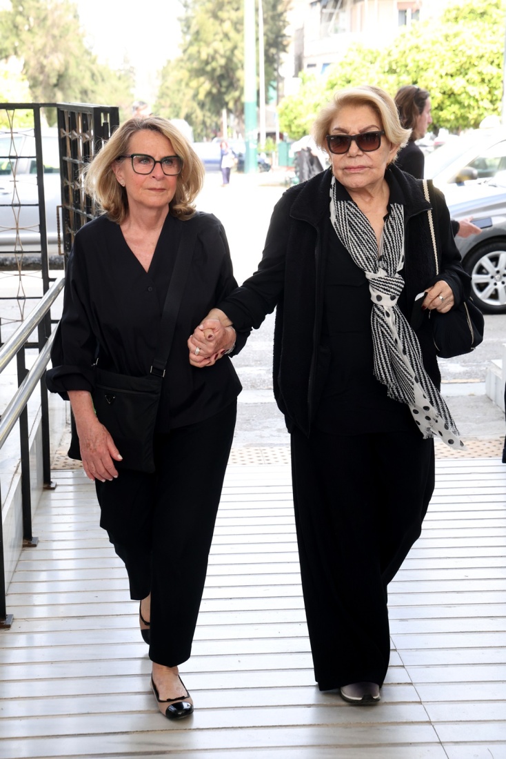 Η Μαρινέλλα στην κηδεία του Γιάννη Φέρτη στο Α' Νεκροταφείο Αθηνών