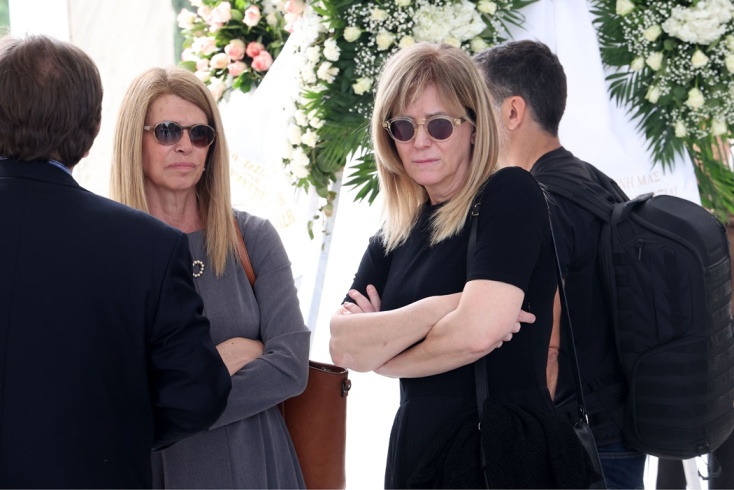 Η Μαρίνα Ψάλτη σύζυγος του Γιάννη Φέρτη στην κηδεία του ηθοποιού