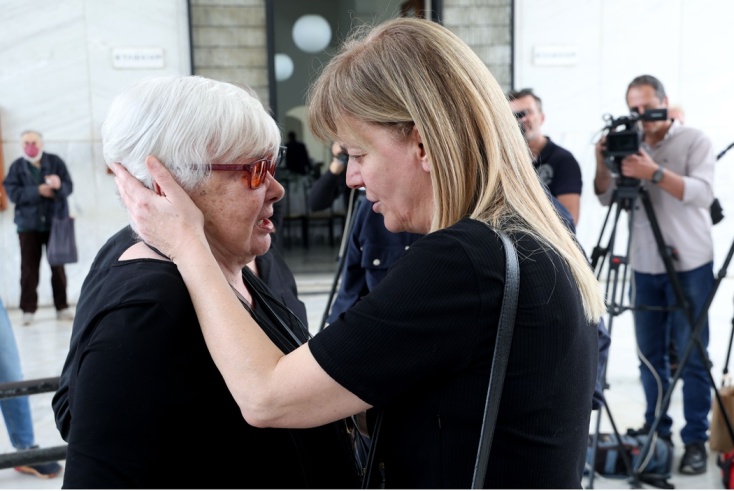 Η αγκαλιά της Μαρίνας Ψάλτη στην Ξένια Καλογεροπούλου στην κηδεία του Γιάννη Φέρτη