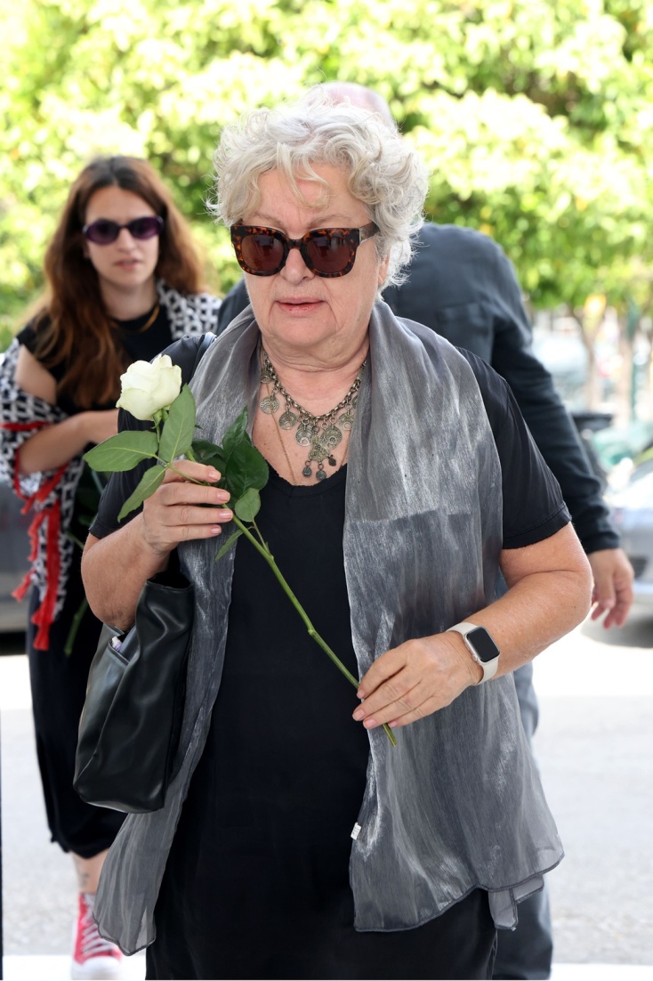 Η Τάνια Τσανακλίδου με ένα λευκό τριαντάφυλλο στα χέρια φτάνει στο Α' Νεκροταφείο Αθηνών όπου τελέστηκε η κηδεία του Γιάννη Φέρτη