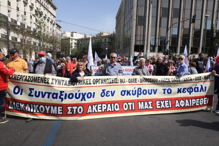 Πολίτες όλων των ηλικιών στις απεργιακές κινητοποιήσεις στο κέντρο της Αθήνας
