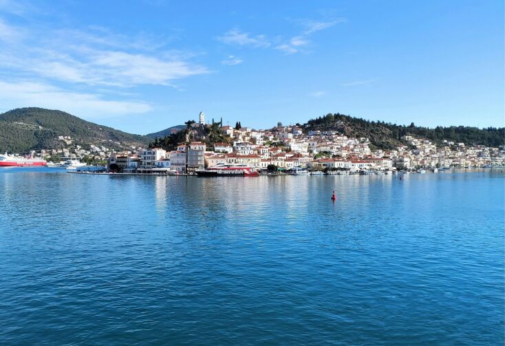 Η πόλη του Πόρου με το Ρολόι 