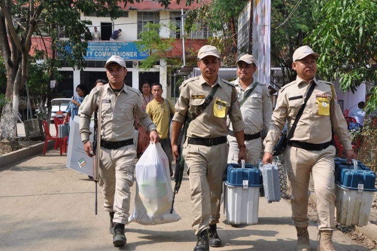 4 αστυνομικοί κουβαλώντας σφραγισμένες ηλεκτρονικές μηχανές ψηφοφορίας