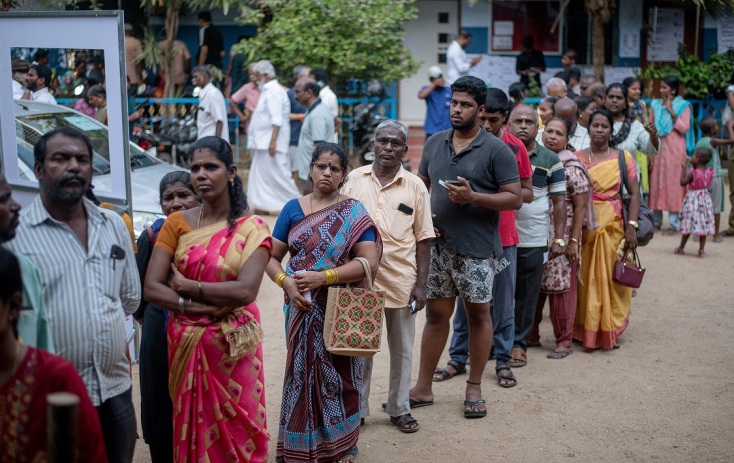 Πλήθος Ινδών περιμένει στην ουρά για να ψηφίσει
