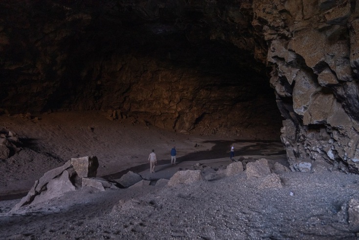 3 αρχαιολόγοι στο σπήλαιο