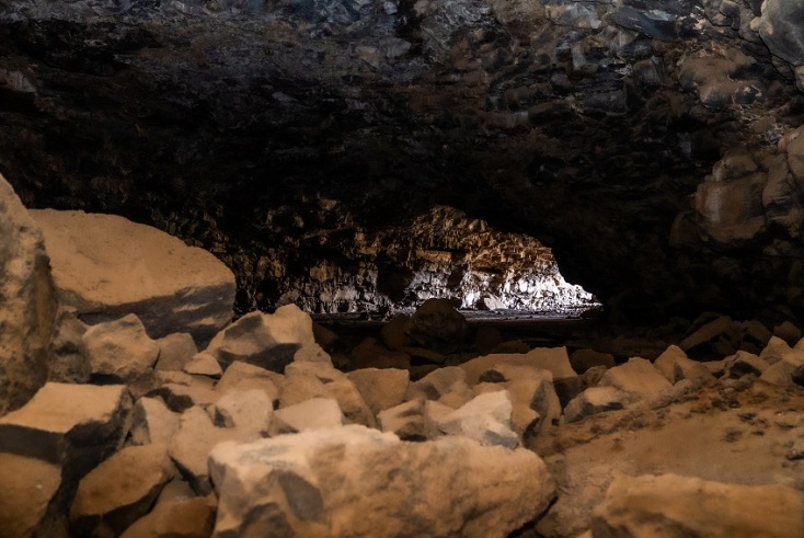 Φώτο από σπήλαιο με βράχια