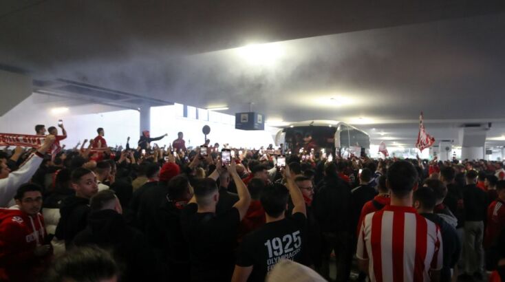 Πανζουρλισμός στο «Ελ. Βενιζέλος» στην άφιξη του Ολυμπιακού από την Κωνσταντινούπολη μετά την ιστορική πρόκριση 