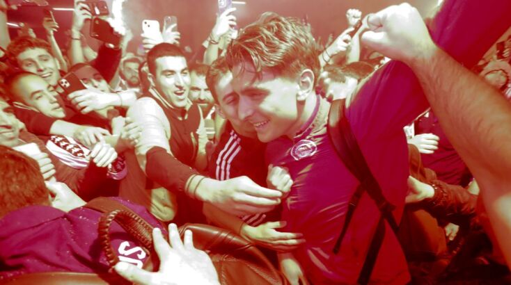 Πανζουρλισμός στο «Ελ. Βενιζέλος» στην άφιξη του Ολυμπιακού από την Κωνσταντινούπολη μετά την ιστορική πρόκριση 