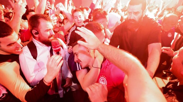 Πανζουρλισμός στο «Ελ. Βενιζέλος» στην άφιξη του Ολυμπιακού από την Κωνσταντινούπολη μετά την ιστορική πρόκριση 