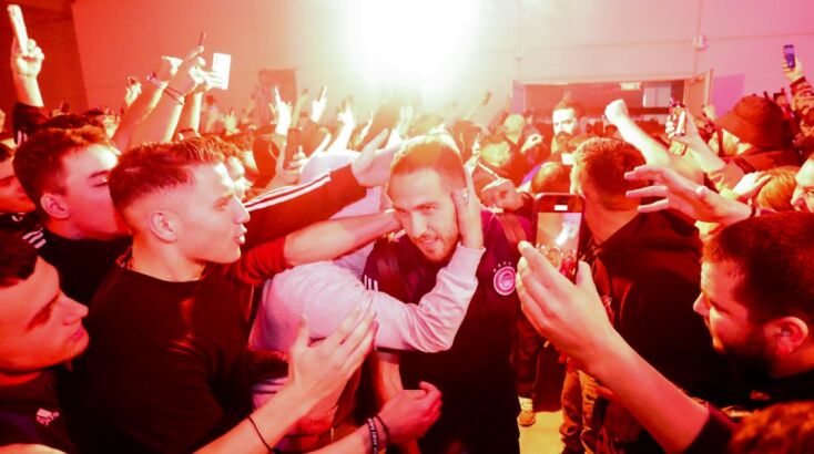 Πανζουρλισμός στο «Ελ. Βενιζέλος» στην άφιξη του Ολυμπιακού από την Κωνσταντινούπολη μετά την ιστορική πρόκριση 