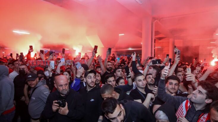 Πανζουρλισμός στο «Ελ. Βενιζέλος» στην άφιξη του Ολυμπιακού από την Κωνσταντινούπολη μετά την ιστορική πρόκριση 