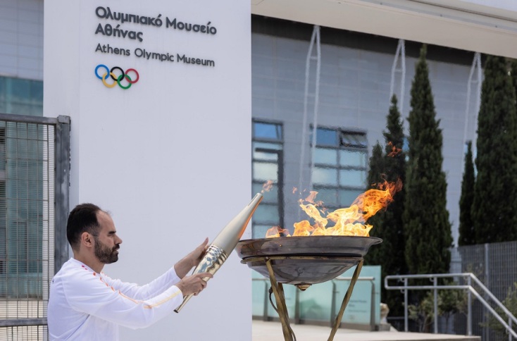Ο Πρόεδρος της ΑΜΚΕ "Με Άλλα Μάτια", Βαγγέλης Αυγουλάς ανάβει τον βωμό