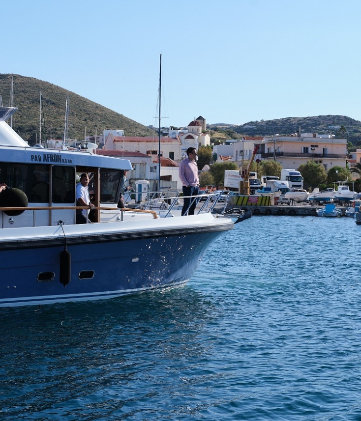 Ο Στέφανος Κασσελάκης στη πλώρη καραβιού