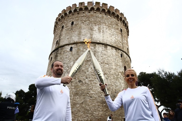 2 λαμπαδηδρόμοι κρατώντας την ολυμπιακή φλόγα 