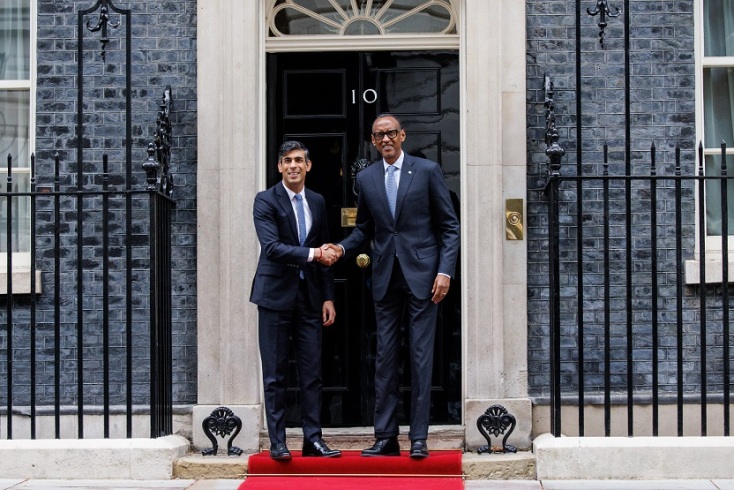  πρωθυπουργός της Βρετανίας, Ρίσι Σούνακ κάνει χειραψία με τον πρόεδρο της Ρουάντα, Πολ Καγκάμε