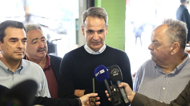 Ο πρωθυπουργός Κυριάκος Μητσοτάκης στη Λαχαναγορά του Ρέντη 