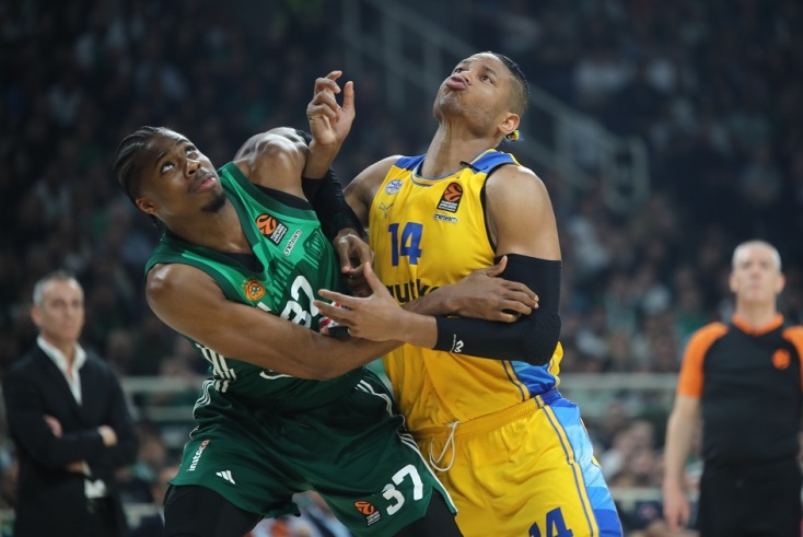 Μπασκετμπολίστας με πράσινη στολή συγκρούεται με μπασκετμπολίστα με κίτρινη στολή