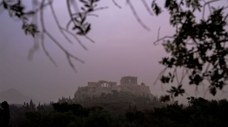Η Ακρόπολη υπό την αφρικανική σκόνη τις πρωινές ώρες