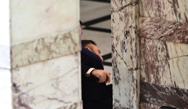 Ο βουλευτής Κωνσταντίνος Φλώρος επιτέθηκε με γροθιές σε βουλευτή του Βελόπουλου μέσα στη Βουλή