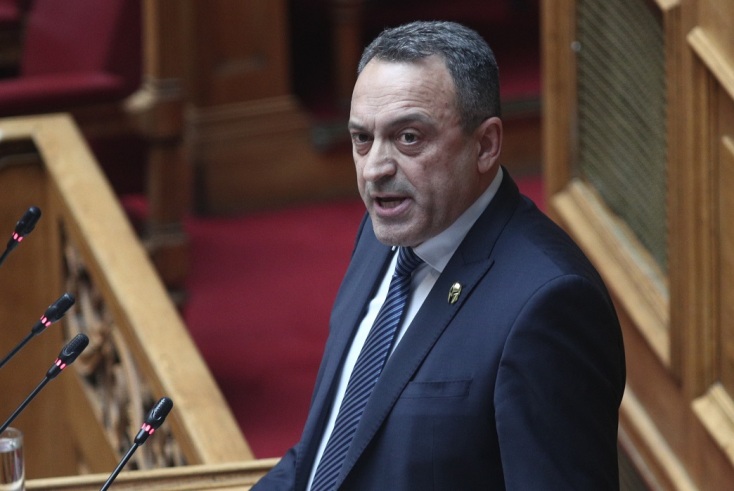 Ο Στίγκας μιλάει όρθιος στη Βουλή