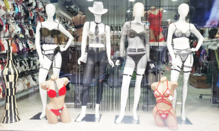 Βιτρίνα μαγαζιού με τεράστια γκάμα από ρόμπες, κάλτσες, κολάν, μαγιό και καφτάνια