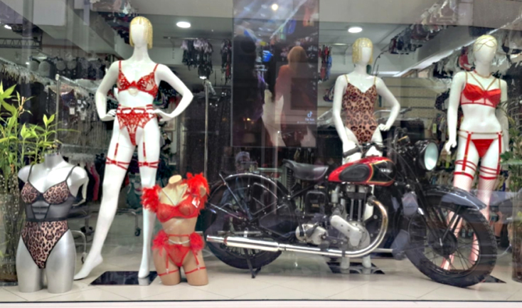 Βιτρίνα μαγαζιού με τεράστια γκάμα από ρόμπες, κάλτσες, κολάν, μαγιό και καφτάνια