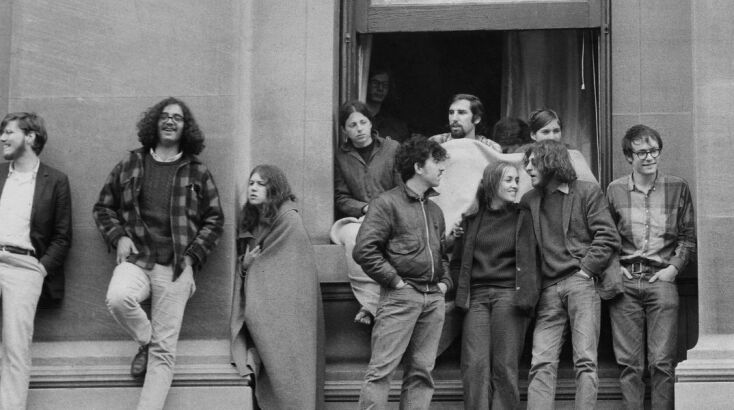 Φοιτητές στο παράθυρο του υπό κατάληψη γραφείου του Πρύτανη του Πανεπιστημίου Κολούμπια τον Απρίλιο του 1968