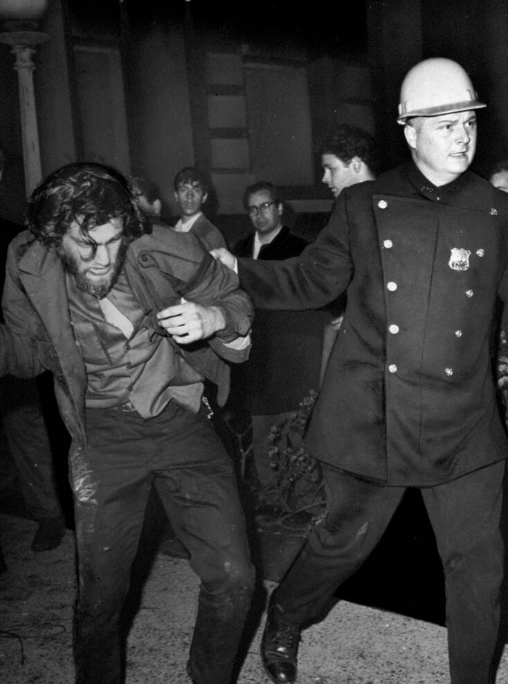 Σύλληψη φοιτητή στη διάρκεια των κινητοποιήσεων κατά του πολέμου του Βιετνάμ 