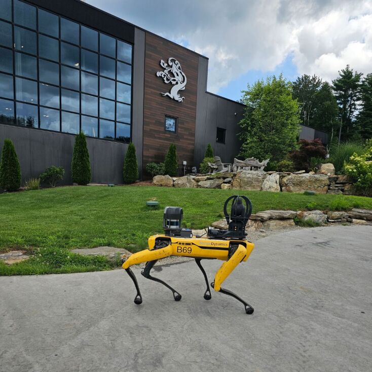 κίτρινο τετράποδο ρομπότ