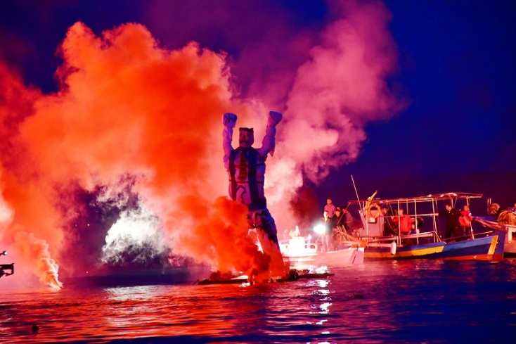 Ομοίωμα ανθρώπου καίγεται, βάρκα, φωτιά