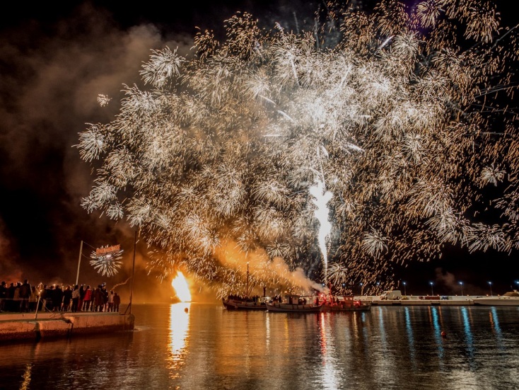 Πυροτεχνήματα στο λιμάνι