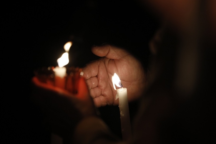 χερι κρατάει αναμμένες λαμπάδες