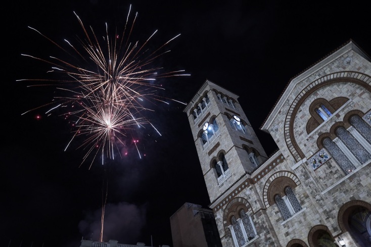 Πυροτεχνήματα πάνω από εκκλησία