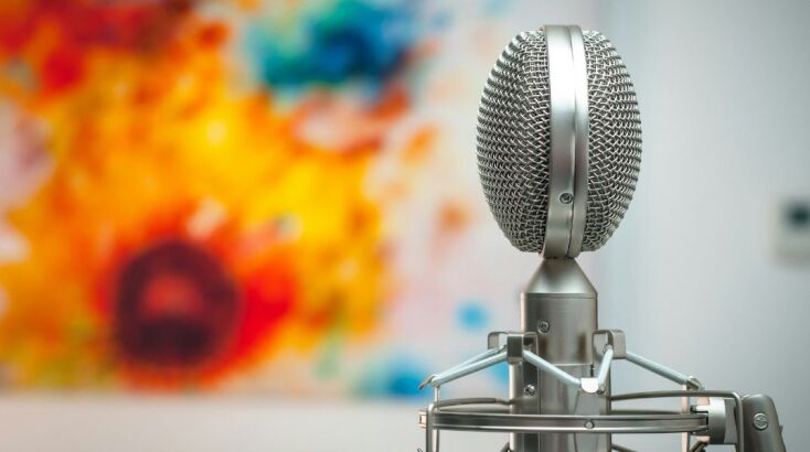 Ένα μικρόφωνο ραδιοφώνου σε πρώτο πλάνο