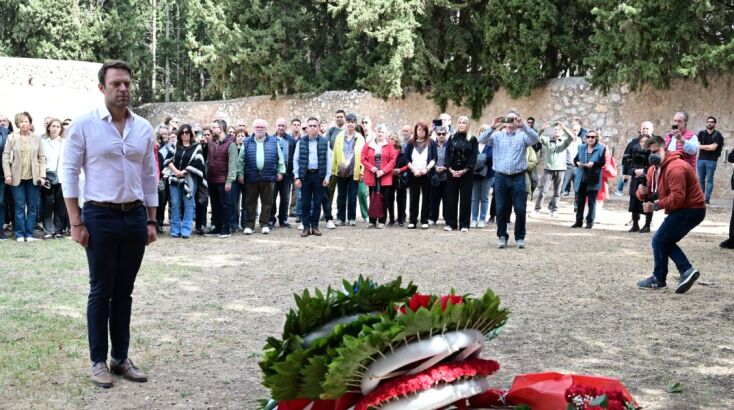 Ο Στέφανος Κασσελάκης κατέθεσε στεφάνι στο Σκοπευτήριο Καισαριανής για την Εργατική Πρωτομαγιά 