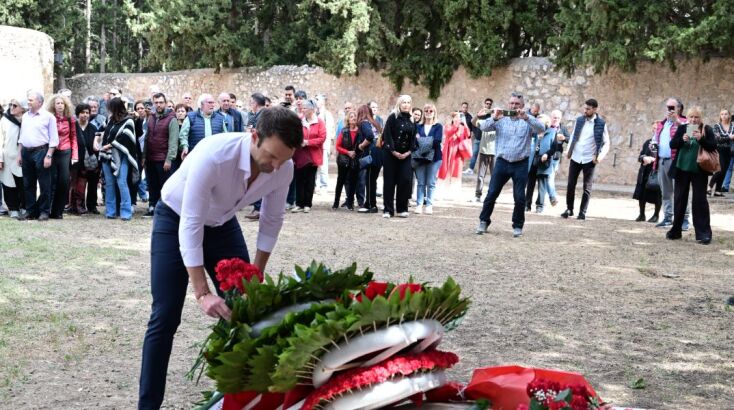 Ο Στέφανος Κασσελάκης κατέθεσε στεφάνι στο Σκοπευτήριο Καισαριανής για την Εργατική Πρωτομαγιά 