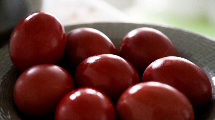 Τα παραδοσιακά κόκκινα αυγά που βάφονται τη Μεγάλη Πέμπτη