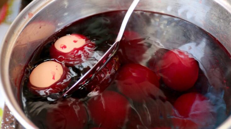 Όταν τα αυγά συναντούν τη βαφή στην κατσαρόλα 