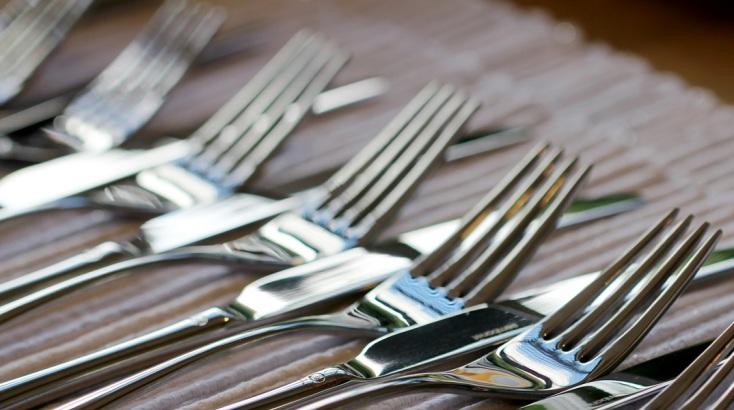 Το μαχαίρι δίπλα σε πιρούνι 