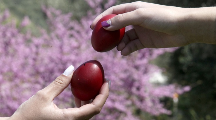 Το τσούγκρισμα των κόκκινων αυγών 